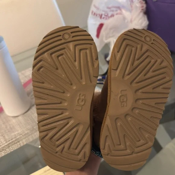 Girl’s Bow Uggs - Picture 4 of 7